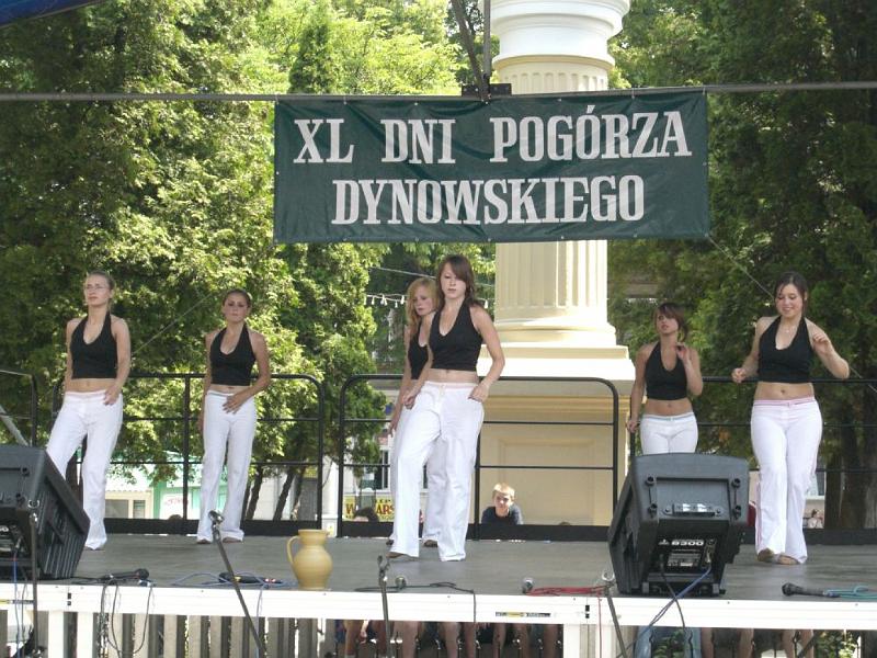 Występ grupy tanecznej „APLAUZ” podczas XL Dni Pogórza Dynowskiego 2006r..jpg